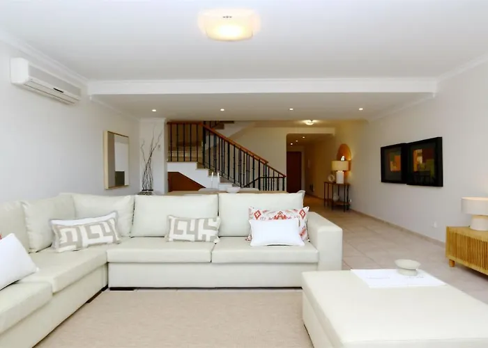 Olivos Del Golf 249- Cleverdetails, Sleeps 6 Adults 1 Child Villa Vilamoura